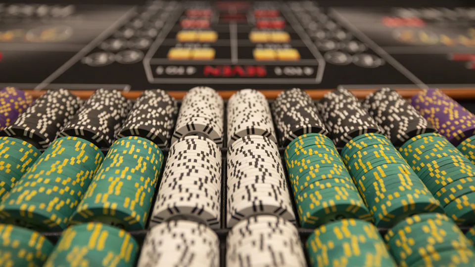 Fichas de apuestas oficiales y mesa de juego de casino regulado en México